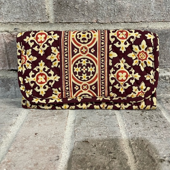 Vera Bradley Handbags - 🤎Stylish Vera Bradley Multicolor Clutch
